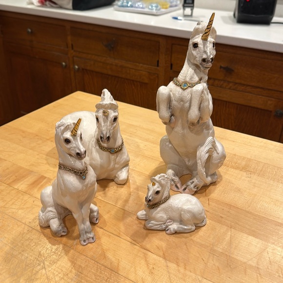 Flawless Vintage 1990’s White Winstone Unicorn Family set of 4 - Picture 1 of 17